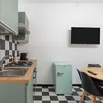 Iris E Petros Apartman