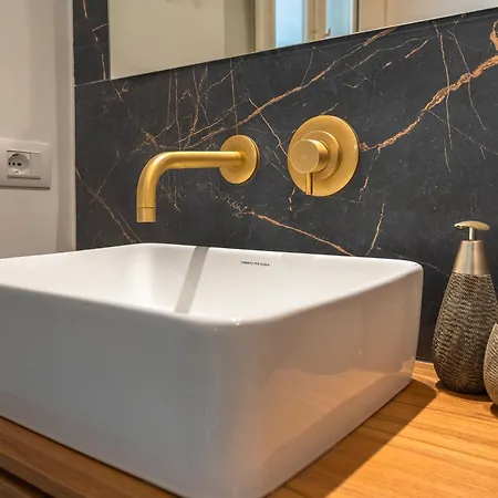 Iris E Petros * 锡拉库扎