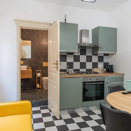 Iris E Petros 锡拉库扎